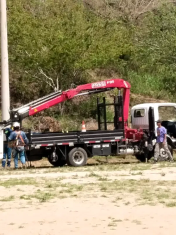 Barichara recupera iluminación en su cancha municipal de fútbol tras trabajo conjunto