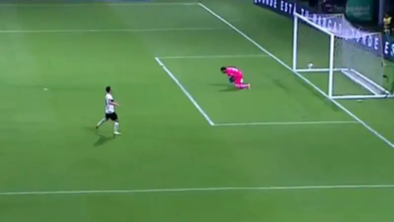 Blooper de Darío Denis: el balón se le fue entre las piernas en Boyacá Chicó