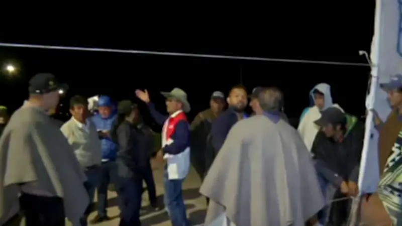 Bloqueos por alza del impuesto predial paralizan vías en tres departamentos colombianos