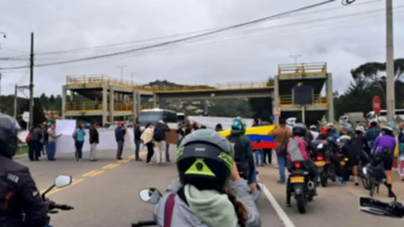 Bogotá colapsa por protestas y bloqueos este 9 de abril: Así afecta la movilidad