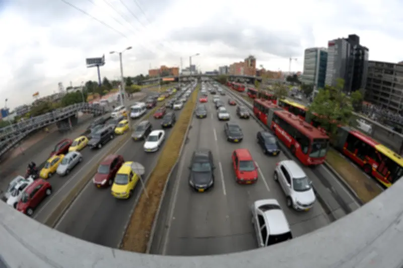 Bogotá enfrenta caos vial por obras y pico y placa: rutas alternas y estado de Transmilenio