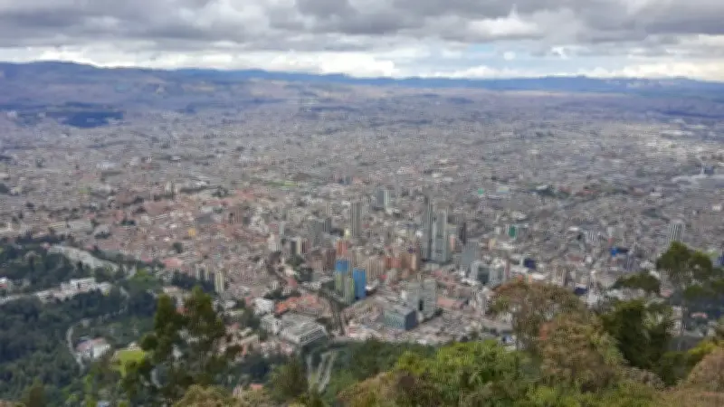 Bogotá lidera reducción de pobreza multidimensional en Colombia según informe del DANE