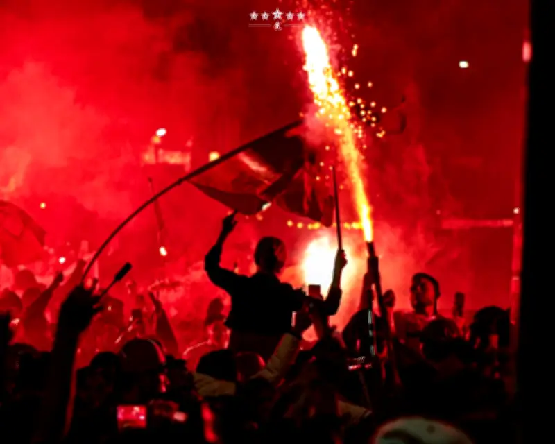 Bogotá se tiñe de rojo: multitudinario banderazo del América de Cali en la capital