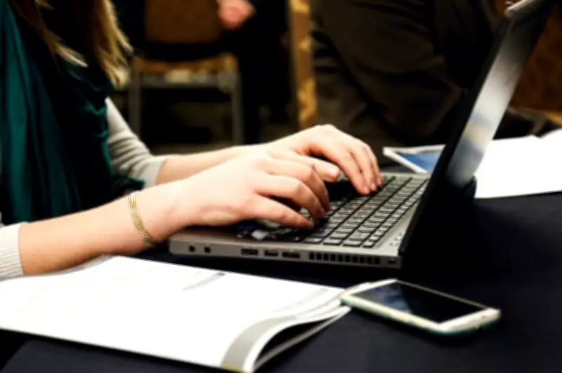 Brecha salarial y desempleo femenino: la realidad tras la frase 'me gusta trabajar con mujeres'