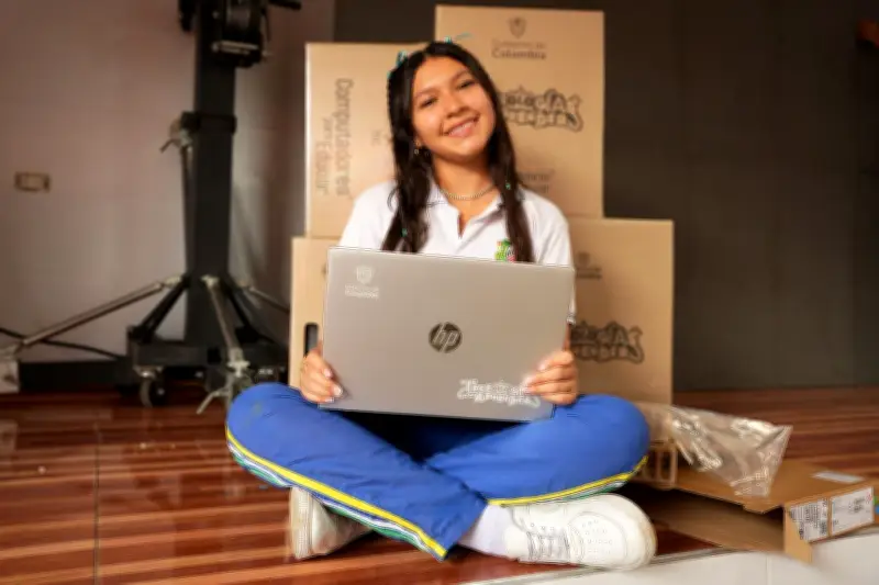 Bucaramanga recibe 260 computadores para estudiantes de colegios públicos en zonas populares