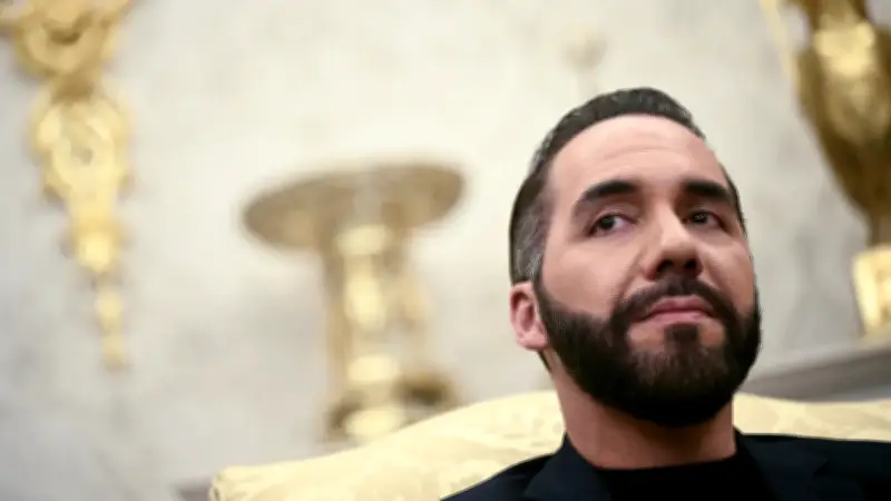 Bukele ofrece presos de El Salvador a Petro tras críticas sobre cárceles colombianas