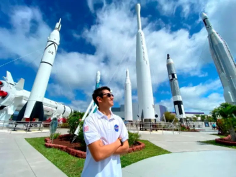 Bumangués de 18 años lidera innovación juvenil en la industria aeroespacial mundial
