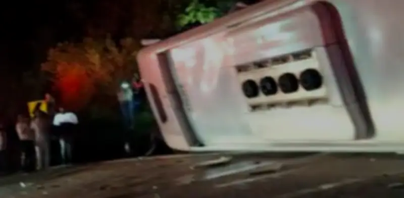 Bus con 42 ocupantes se volcó en la vía Bogotá-La Vega: cuatro lesionados y falla en frenos como hipótesis principal