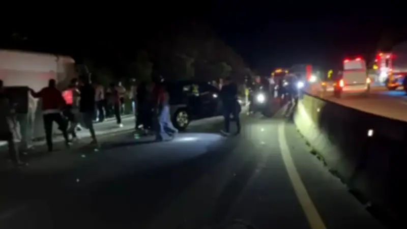 Bus con 42 pasajeros se volcó en la vía Bogotá-La Vega: reportan heridos