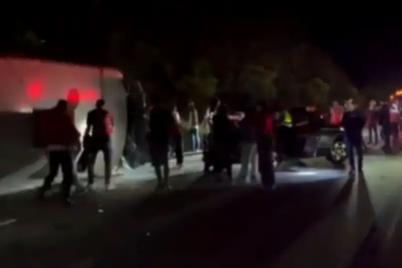Bus con 42 pasajeros volcó en la vía Bogotá-La Vega por presunta falla de frenos