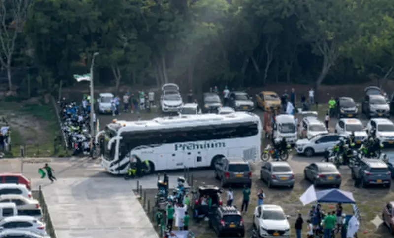 Bus del América choca con moto de Policía antes del clásico