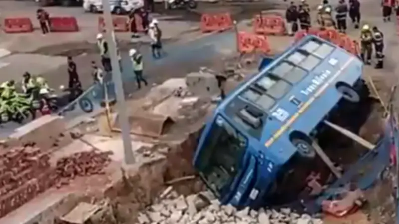 Bus del SITP pierde control y cae en zanja en avenida 68: tres heridos