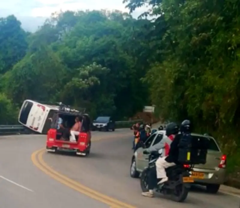 Bus volcado en Cundinamarca deja un muerto y siete heridos en La Mesa