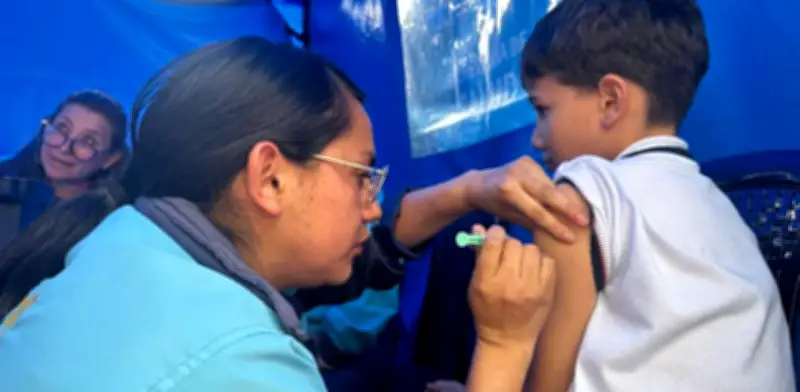 Cali transforma la vacunación infantil con 'nutria amiga' y jornada lúdica en más de 120 IPS