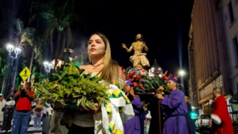 Cali vivió con devoción el Viernes Santo con procesión del Santo Sepulcro y mapping religioso