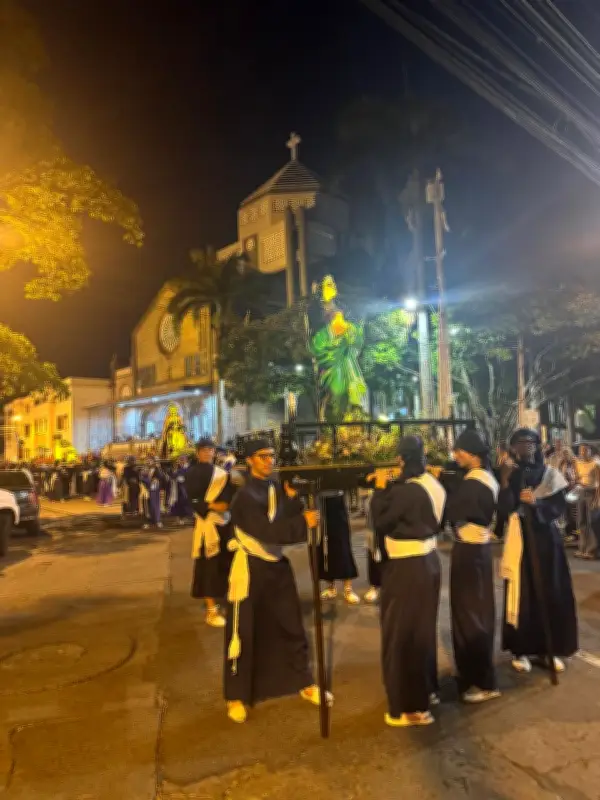 Cali vivió multitudinaria procesión del Santo Sepulcro en El Templete con cerca de mil fieles