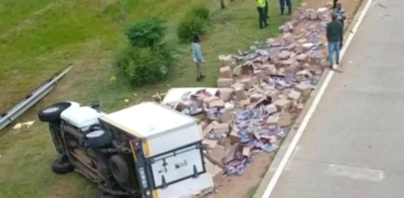 Camión con libros volcado en Cartagena: testigos no tocaron la carga, generando debate social