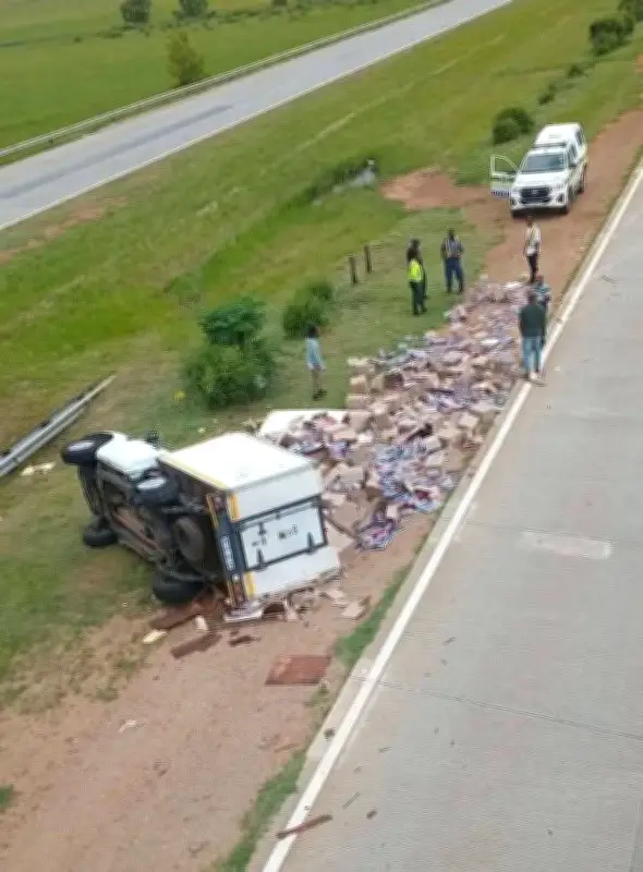Camión de libros volcado en Cartagena: ¿Civismo o desinterés? La carga quedó intacta