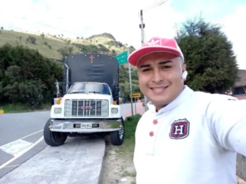 Camioneros escoltan féretro de colega asesinado en Bucaramanga en emotivo homenaje