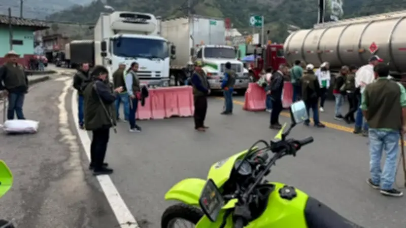 Campesinos bloquean La Línea exigiendo tierras y amenazan con cierre total