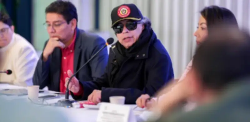 Candidatos presidenciales rechazan amenazas de Petro de destituir alcaldes por protestas en Santander