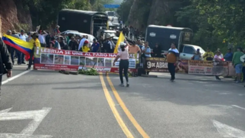 Caos en vía a Lebrija: viajeros caminan kilómetros para no perder vuelos por protesta campesina