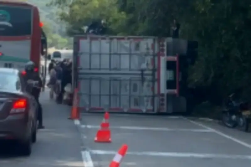 Caos en vía a Villeta: pasajeros de flota descienden para saquear camión volcado en Tobia
