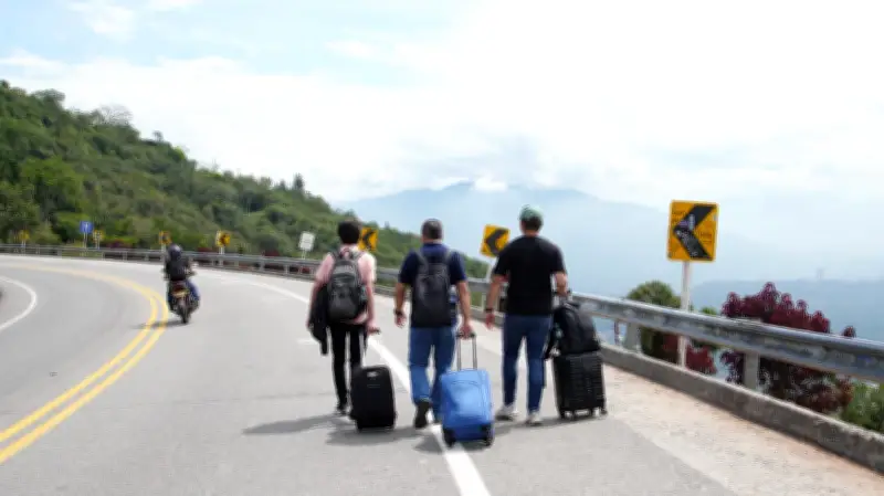 Caos vial en Santander: viajeros caminan kilómetros para llegar al aeropuerto Palonegro