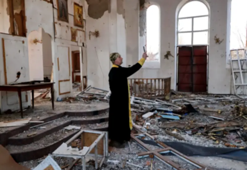 Capellán militar oficia misa en iglesia destruida por la guerra en Ucrania