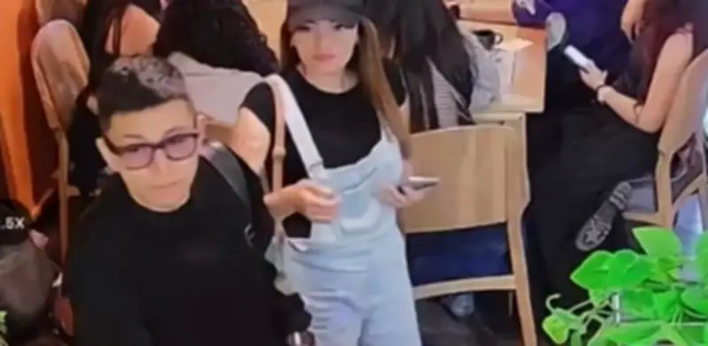 Captan en video a pareja de ladrones que hurtan morral en cafetería de Chapinero, Bogotá