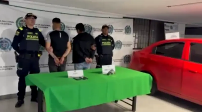Capturan a dos extranjeros tras robar vehículo mediante falso servicio en Barrios Unidos