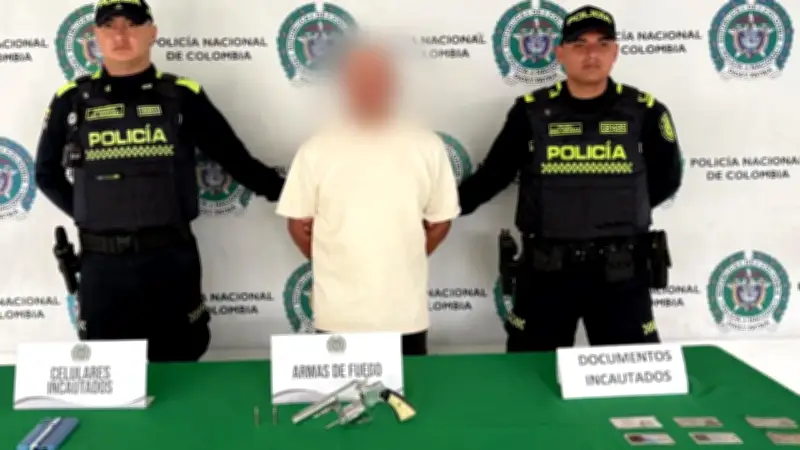 Capturan a hombre armado acechando velorio en Bogotá con revólver listo