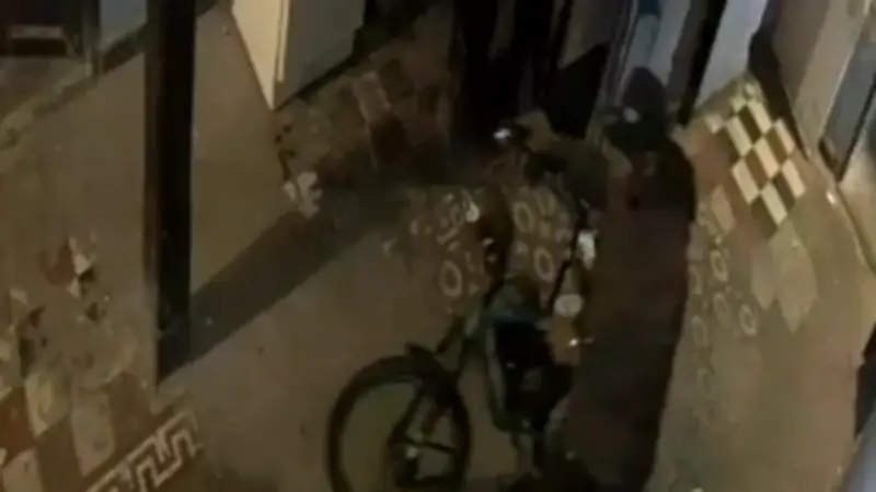 Capturan a ladrón que escondió bicicleta eléctrica robada en pagadiario de Bogotá