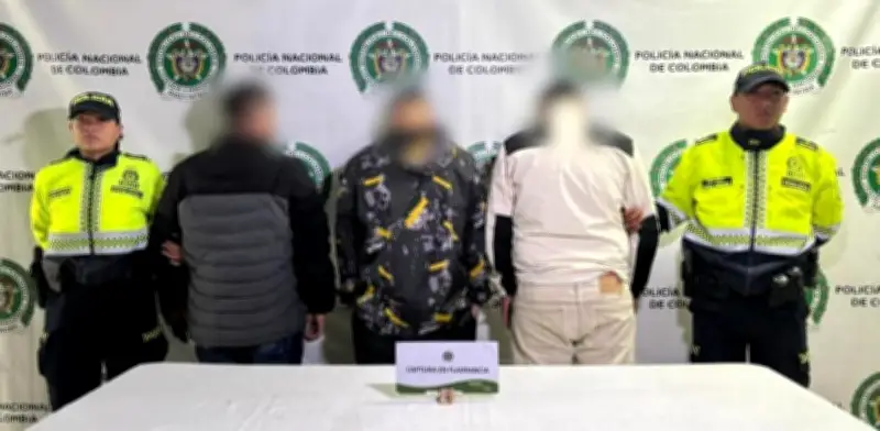 Capturan a tres ladrones de furgón en Bogotá: uno con prisión domiciliaria ocultaba brazalete con aluminio
