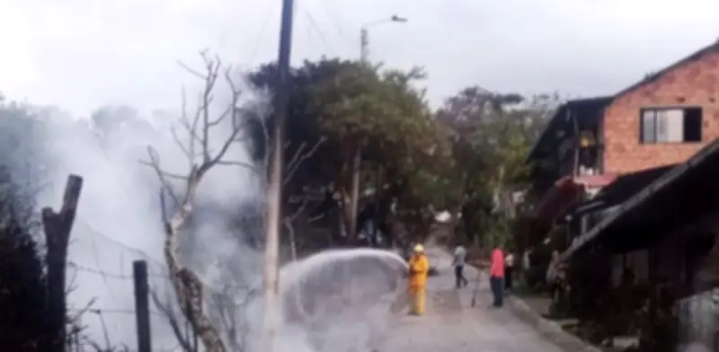 Carro cisterna se incendia en vía Bogotá-Girardot: bomberos controlan emergencia en Silvania