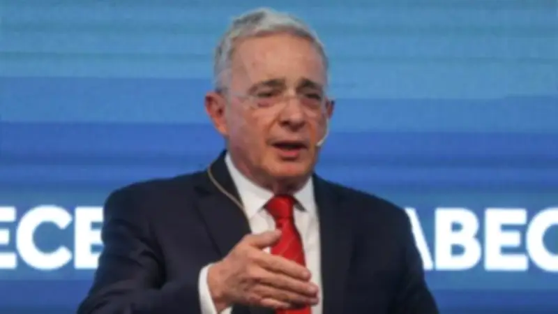 Carta anónima sobre magnicidio de Miguel Uribe llega a manos de Álvaro Uribe