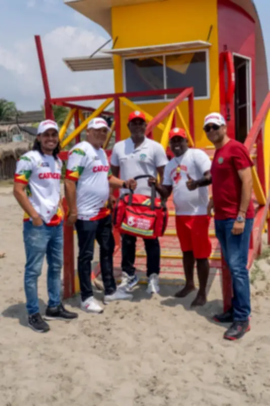 Cartagena fortalece atención en playas con entrega de botiquines a salvavidas para Semana Santa
