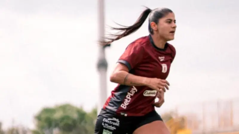Catalina Usme denuncia precariedad del fútbol femenino colombiano y sacrificio extremo de jugadoras