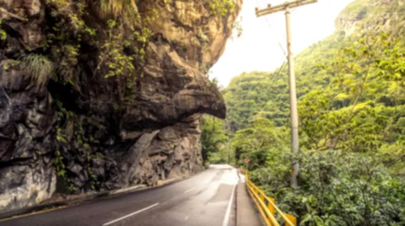 Cierre del túnel Sumapaz y pasos alternados en la Nariz del Diablo afectan la vía Bogotá-Girardot