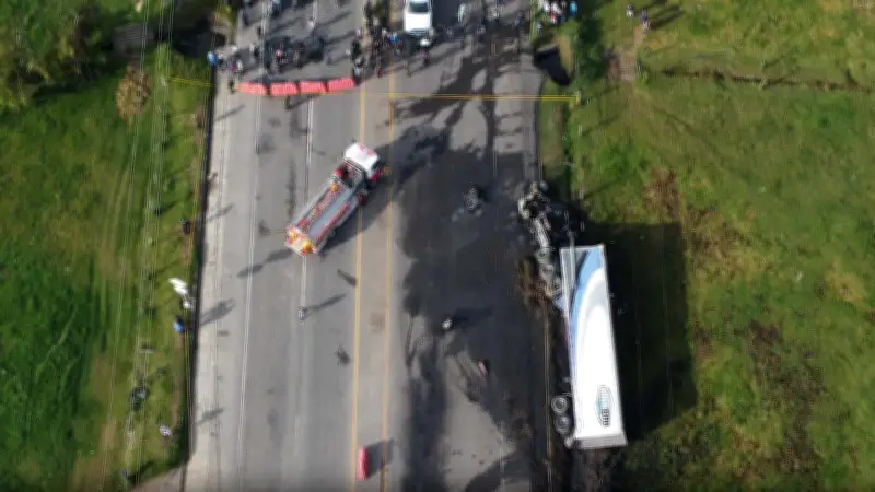 Cierre total en vía Bogotá-Ubaté tras grave accidente: 2 muertos y 14 heridos