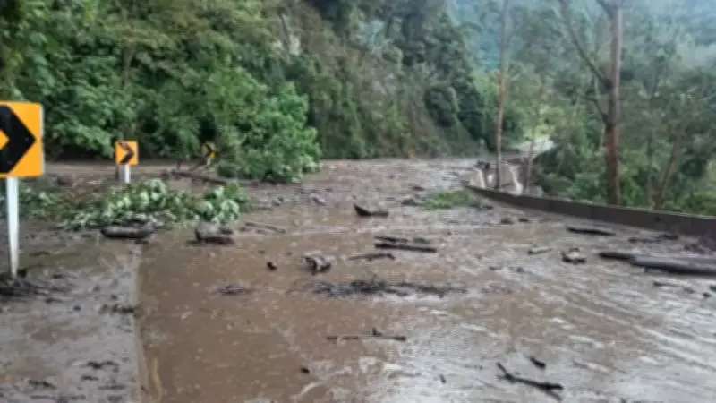 Cierres en vía Mosquera-La Mesa por derrumbes dejan ocho vehículos atrapados