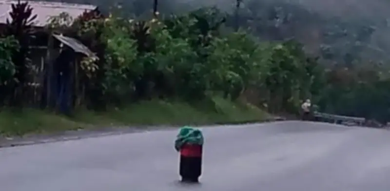 Cilindro bomba bloquea vía al mar en Nariño: comunidades en alerta por amenaza explosiva