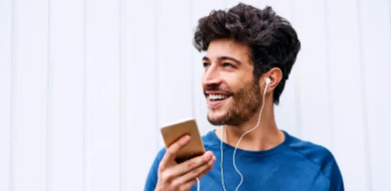 Cinco razones técnicas y culturales del regreso triunfal de los audífonos con cable