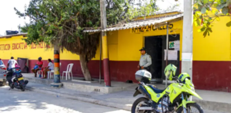 Clases con vigilancia policial en colegio de Barranquilla tras amenazas extorsivas a docente