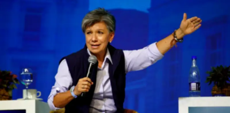 Claudia López exige tres debates presidenciales por ley tras polémica de Cepeda