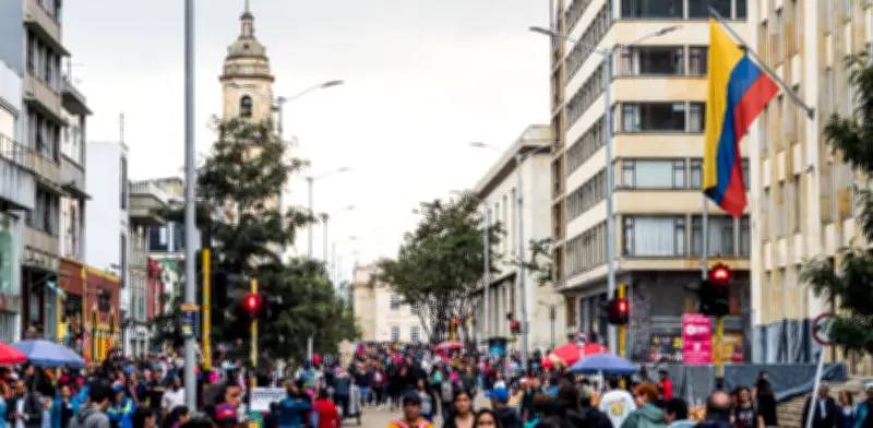 Cómo cuesta querer a Bogotá: basuras, colados y motos en andenes