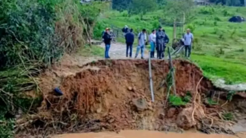 Colapso de puente en Yolombó deja incomunicados a 2.000 campesinos tras intensas lluvias