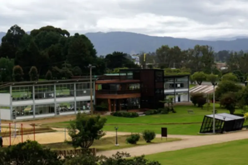 Colegio Refous enfrenta deuda de $30.000 millones y denuncias financieras