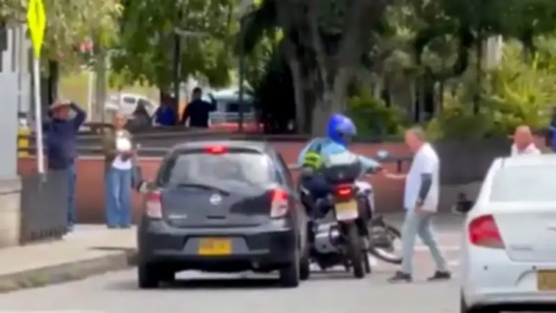 Conductor de plataforma arrolla a dos agentes de tránsito en Terminal del Norte de Medellín