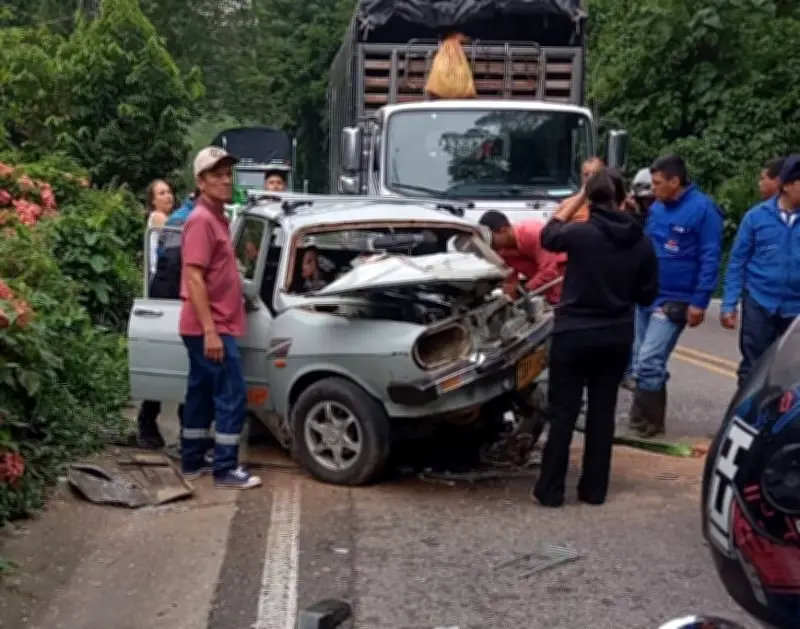 Conductor queda atrapado tras violento choque en vía Rionegro-El Playón en Santander